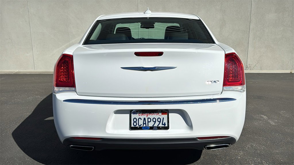 Used 2018 Chrysler 300 Touring L image 2