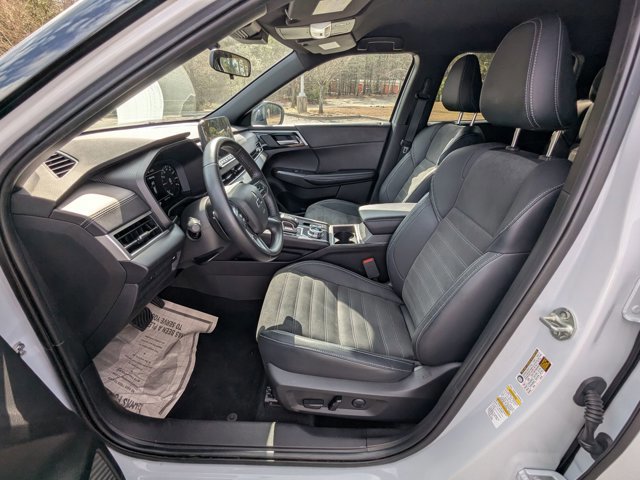 Used 2023 Mitsubishi Outlander SE image 17