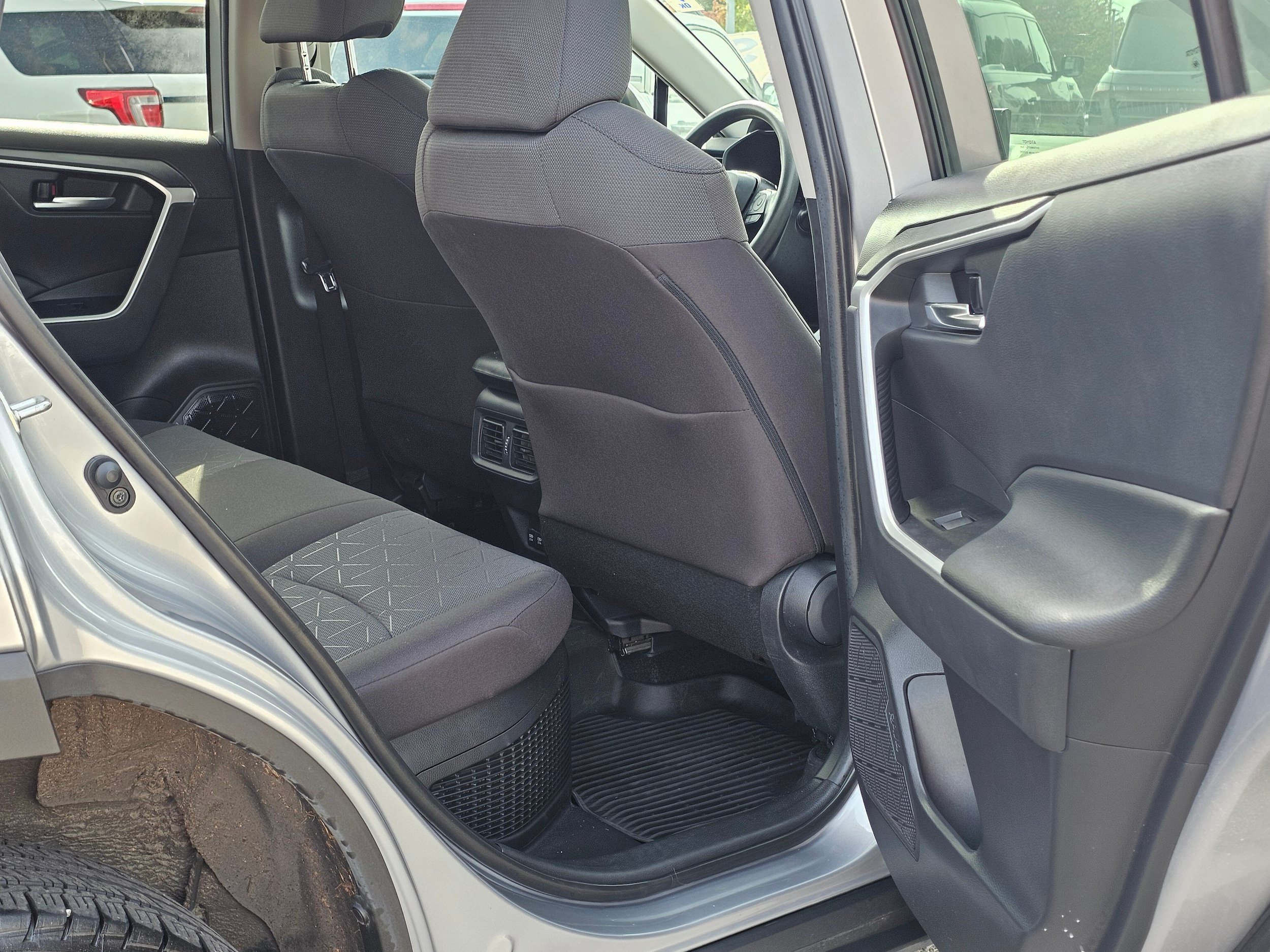 Used 2021 Toyota RAV4 XLE AWD/4WD image 14