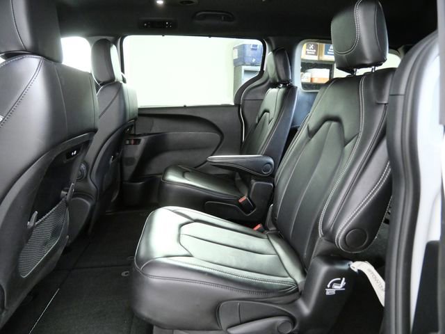 Used 2025 Chrysler Pacifica Select image 14