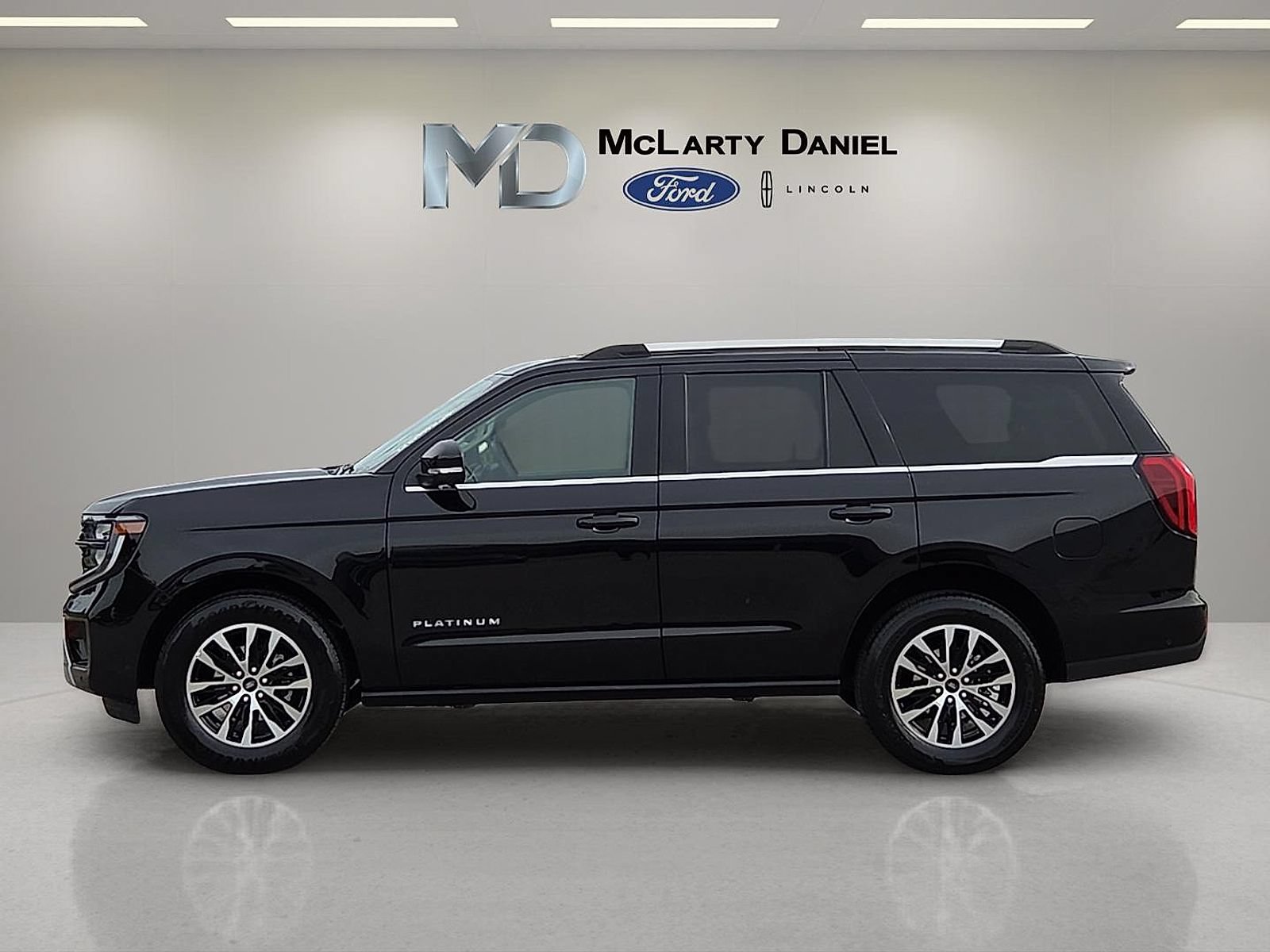 Certified 2025 Ford Expedition Platinum AWD/4WD image 3