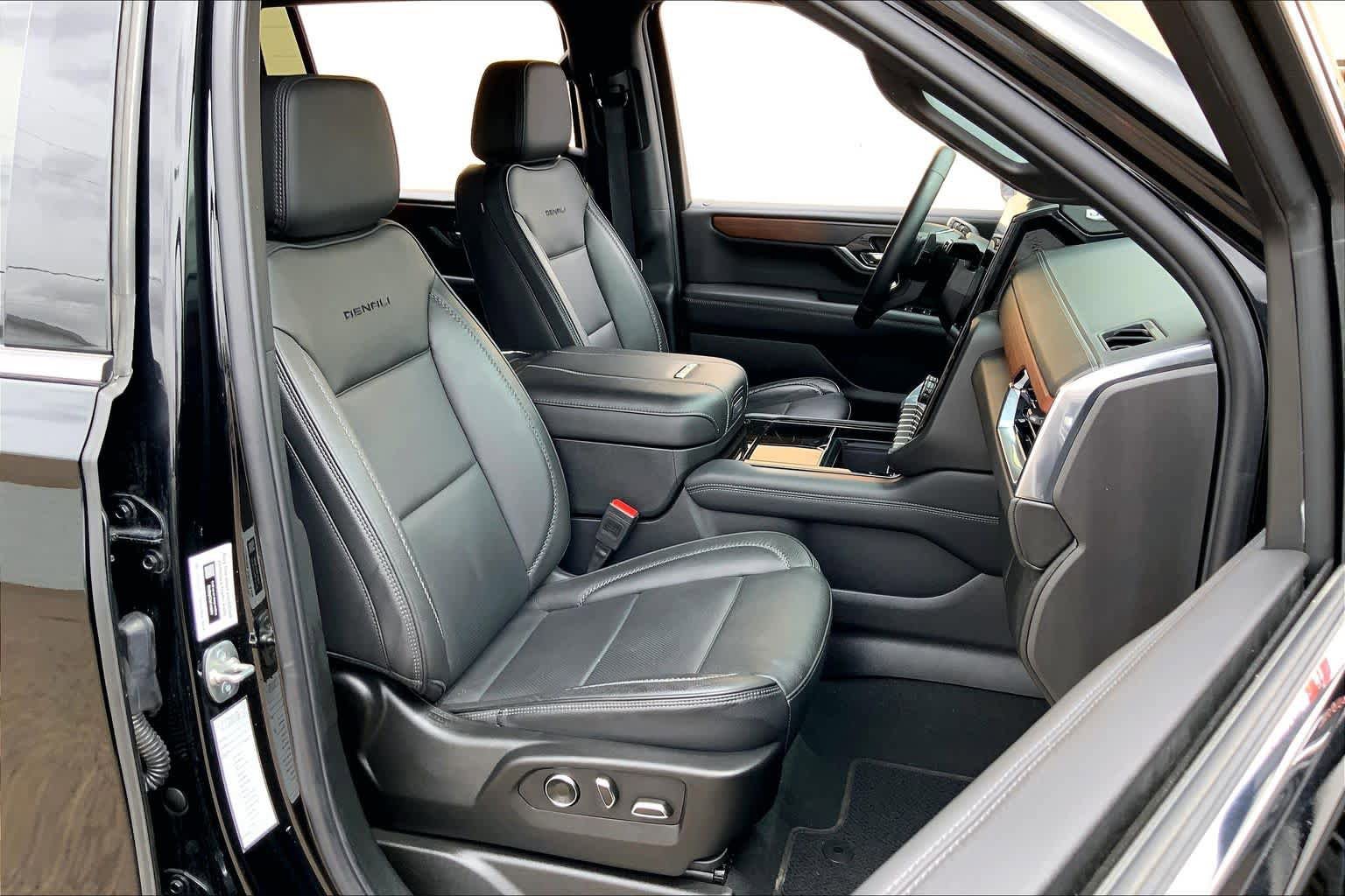 Used 2025 GMC Yukon XL Denali AWD/4WD image 9