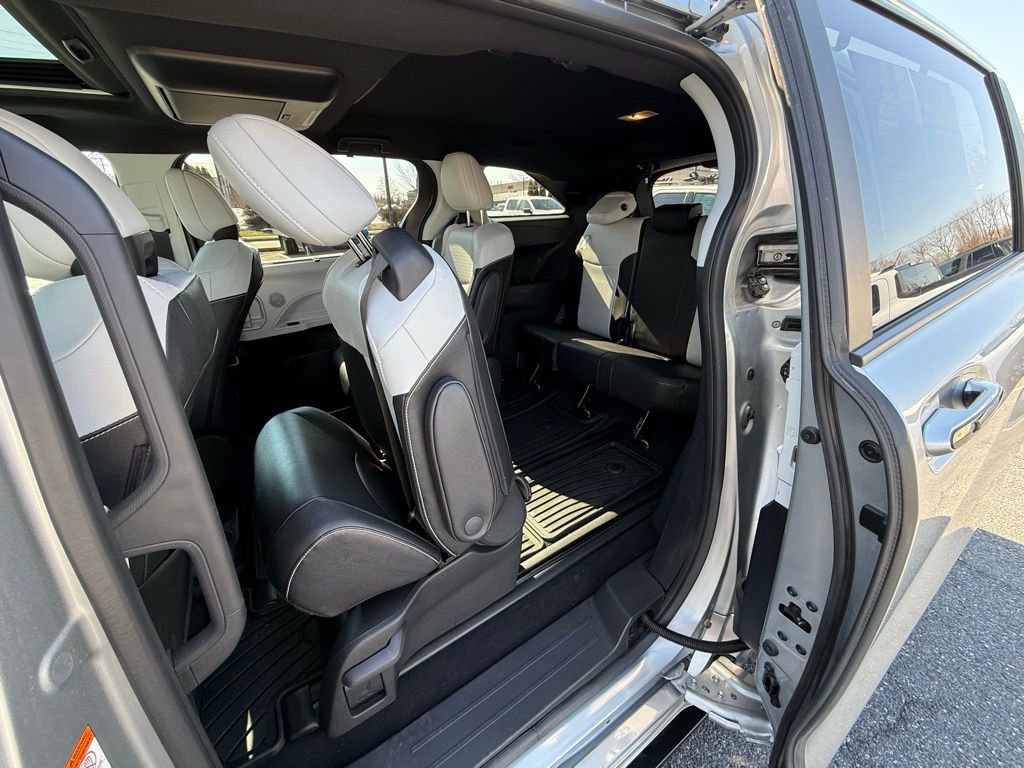 Used 2025 Toyota Sienna XSE w/ XSE Plus Package image 31