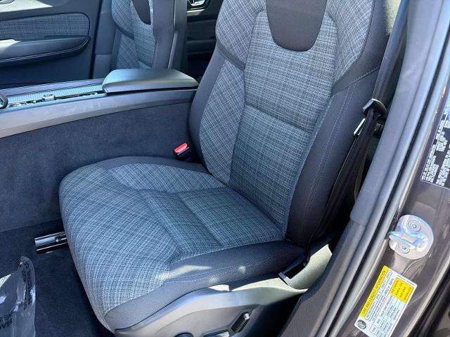 Used 2022 Volvo XC60 B5 Momentum AWD/4WD image 17