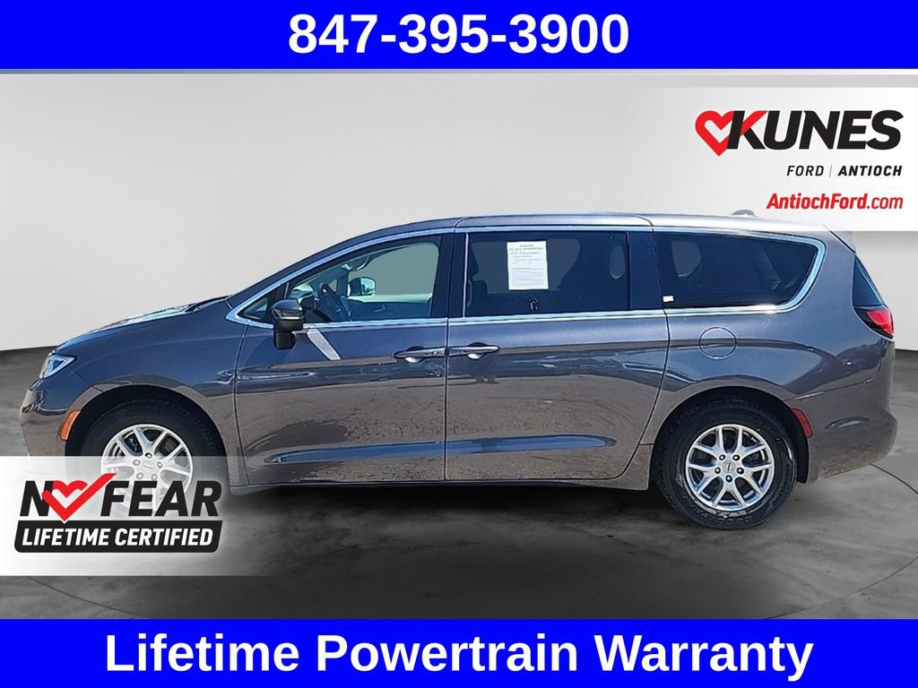 Used 2023 Chrysler Pacifica Touring-L FWD image 7