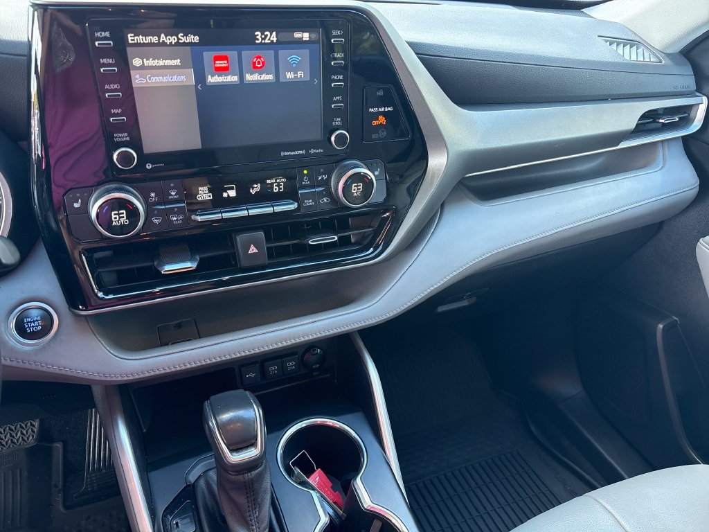 Used 2021 Toyota Highlander XLE AWD/4WD image 16