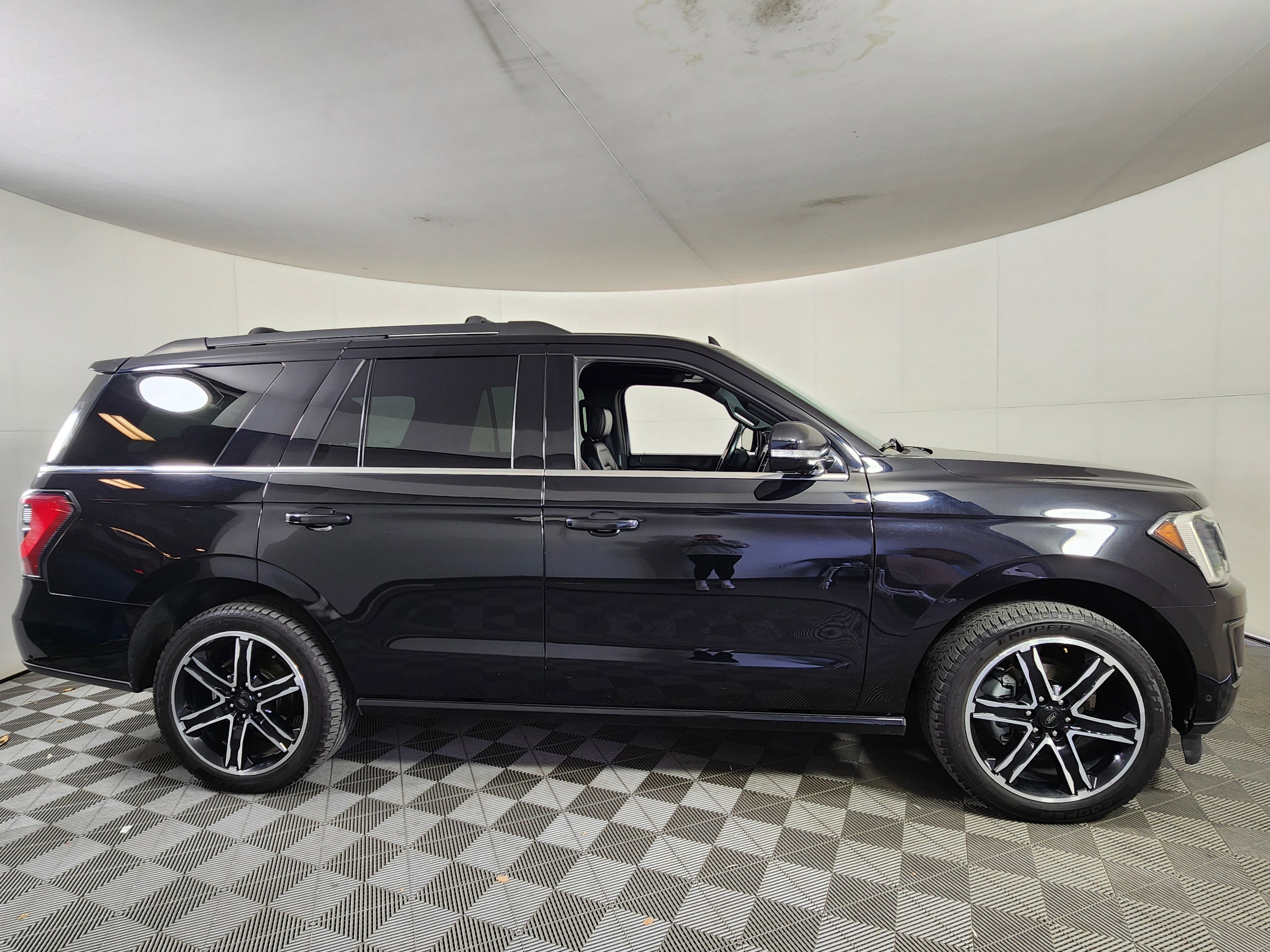 Certified 2019 Ford Expedition Limited w/ Equipment Group 303A image 6