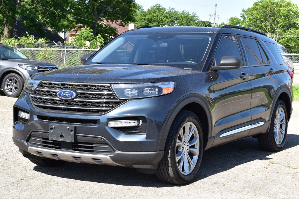 Certified 2024 Ford Explorer XLT w/ Equipment Group 202A AWD/4WD image 1