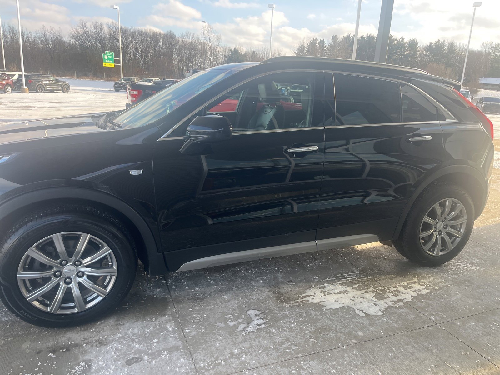 Used 2019 Cadillac XT4 Premium Luxury image 2