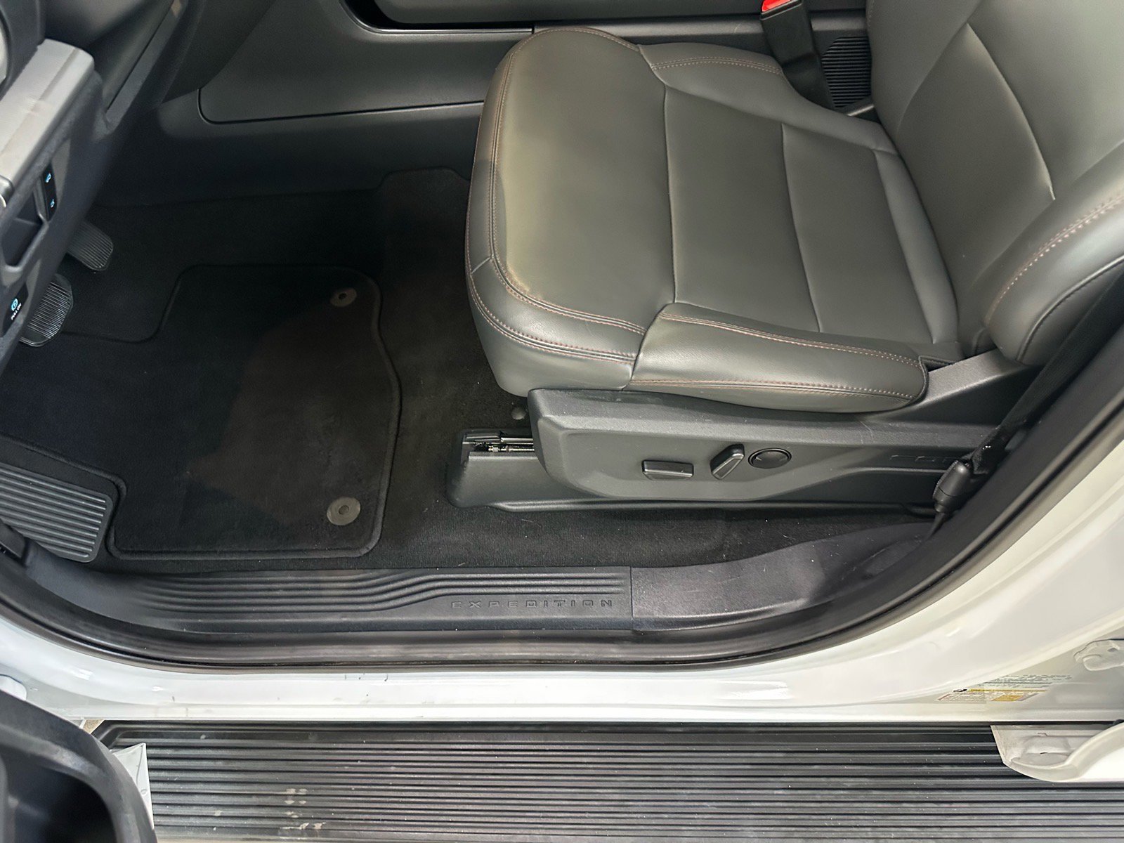 Certified 2025 Ford Expedition Active image 19