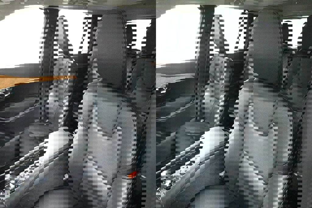 Used 2023 Volvo XC90 B6 Plus image 11