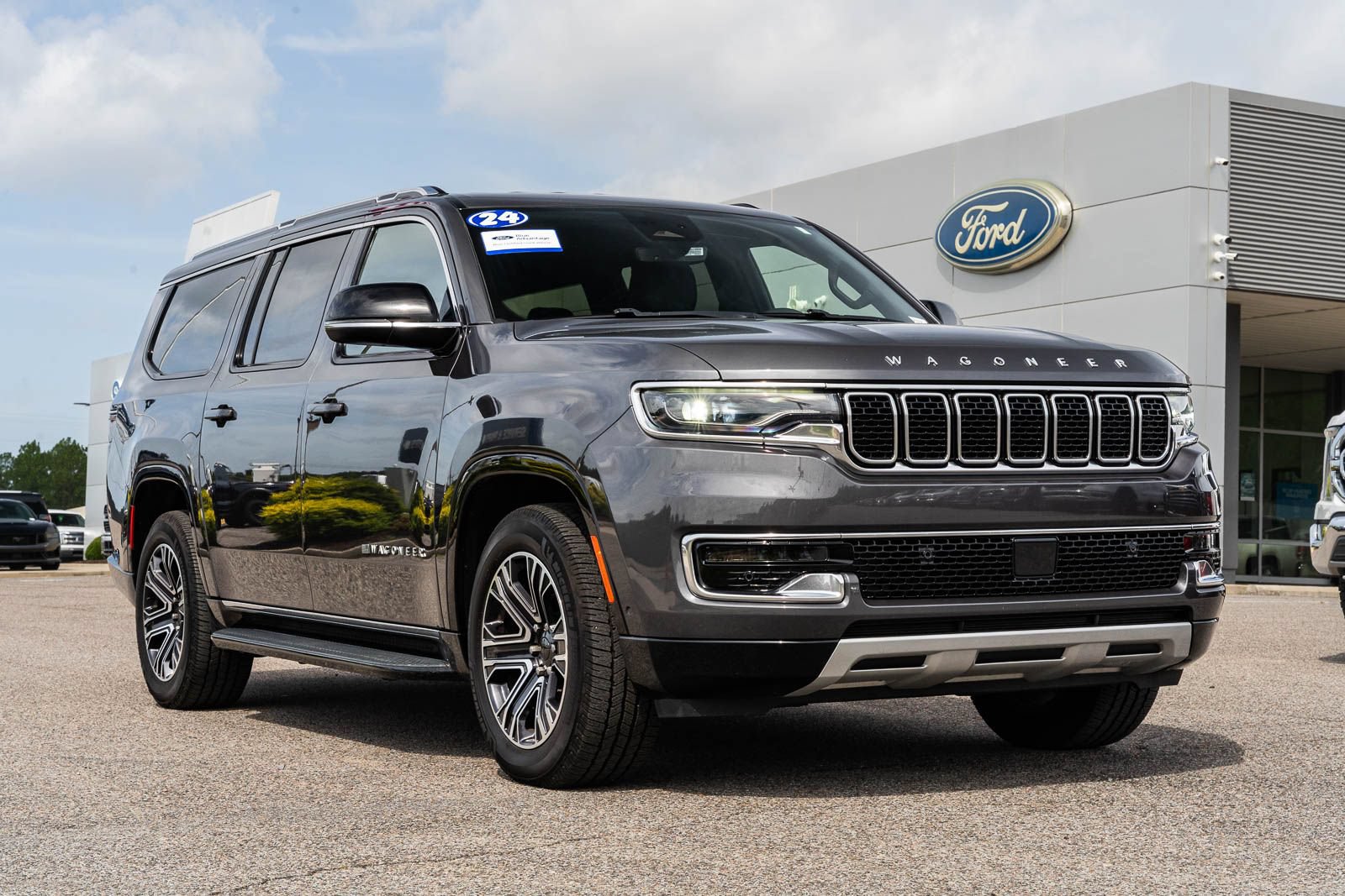 Used 2024 Jeep Wagoneer L Series II w/ Flexible Seating Group AWD/4WD image 1