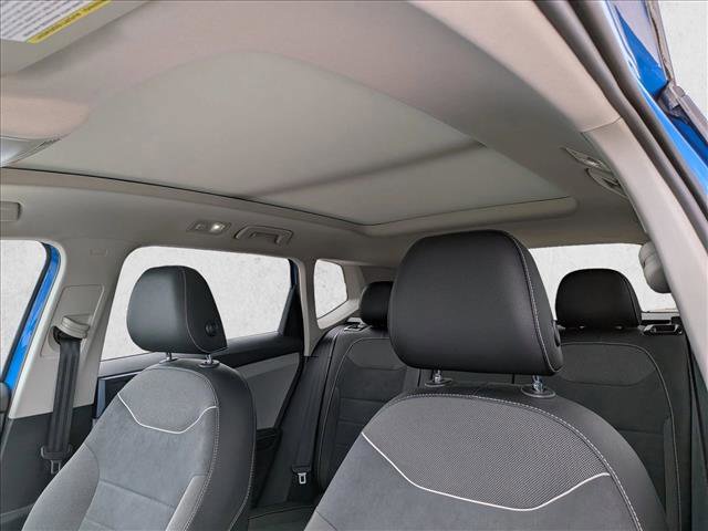 Used 2024 Volkswagen Taos SE w/ Panoramic Sunroof Package FWD image 18