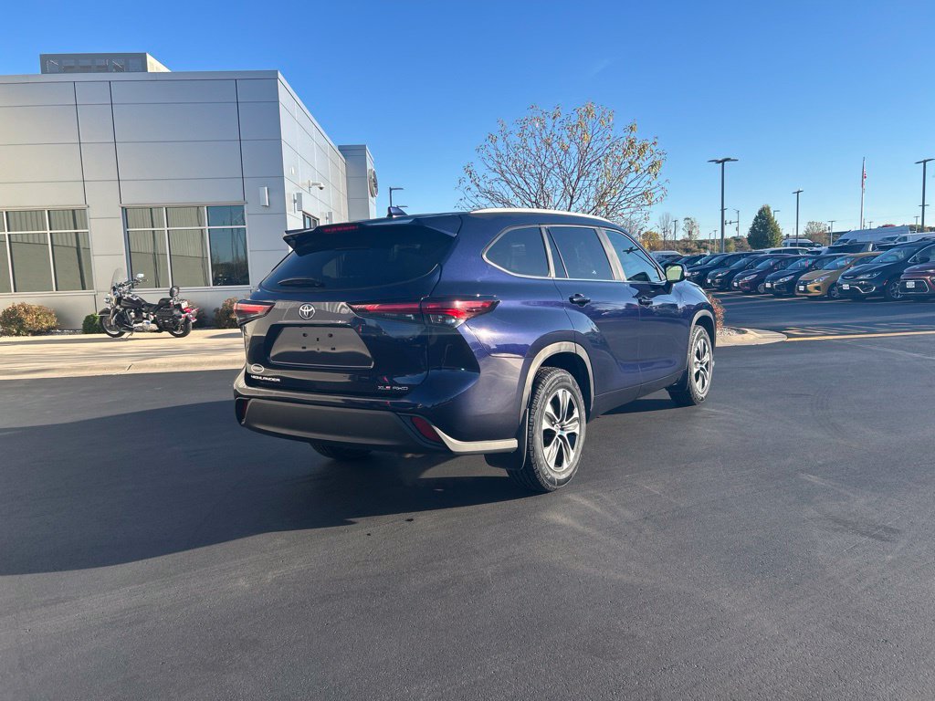 Used 2025 Toyota Highlander XLE AWD/4WD image 6