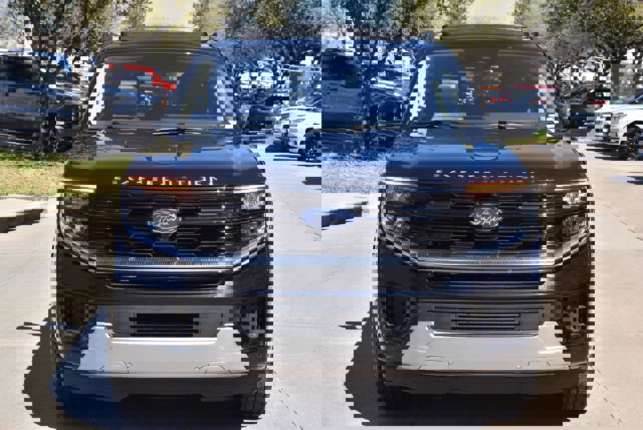 Certified 2025 Ford Expedition Max Platinum image 3