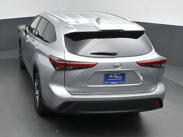 Used 2021 Toyota Highlander XLE AWD/4WD image 12
