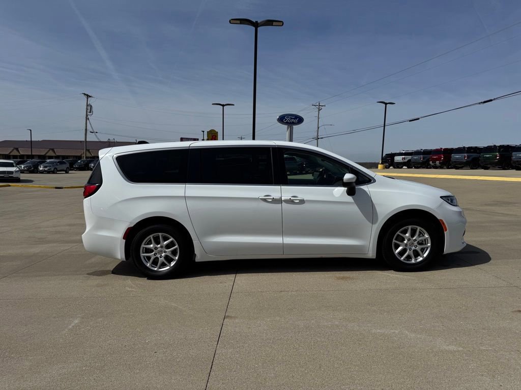 Used 2023 Chrysler Pacifica Touring-L image 2