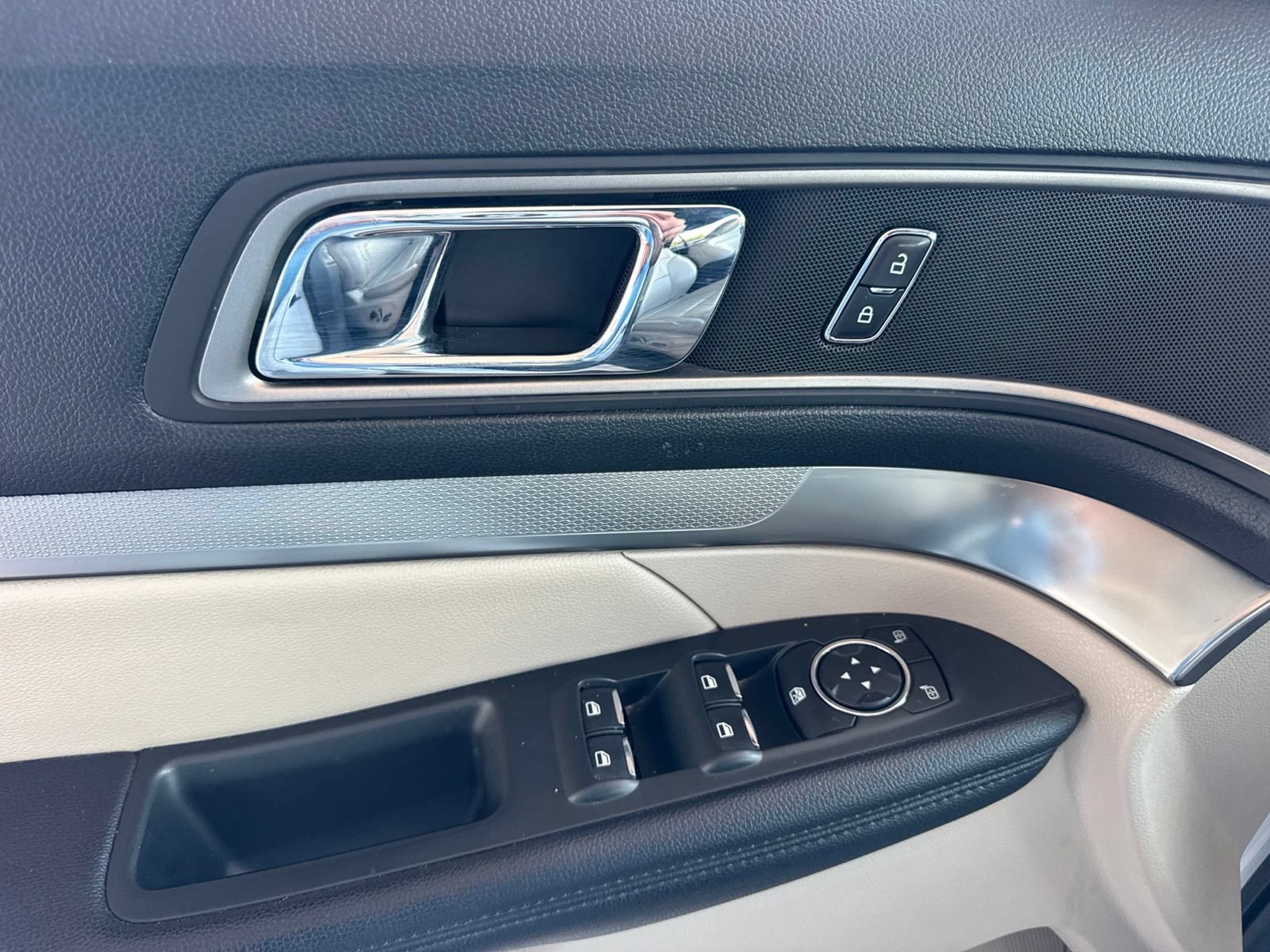 Certified 2018 Ford Explorer XLT w/ Equipment Group 202A FWD image 24