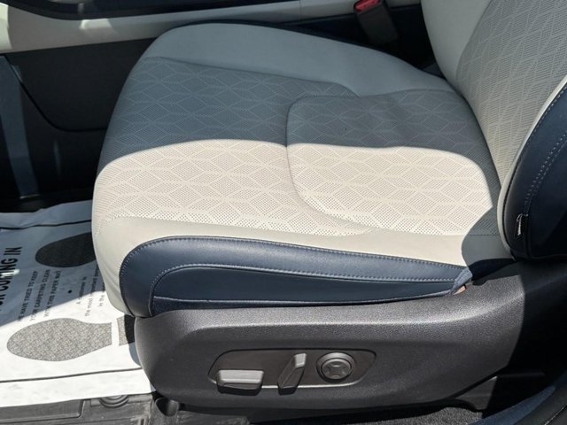 Used 2025 Kia Carnival EX FWD image 26