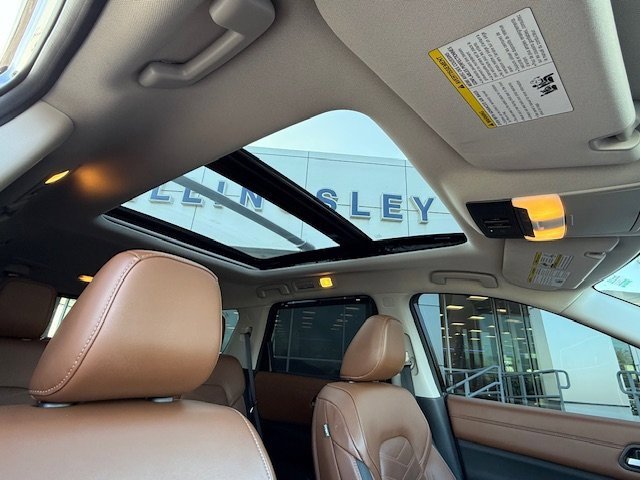 Used 2023 Nissan Pathfinder Platinum image 9