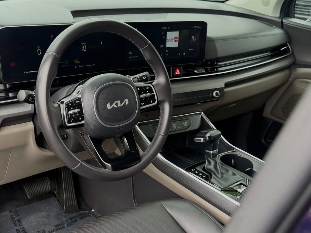 Used 2025 Kia Carnival EX FWD image 28