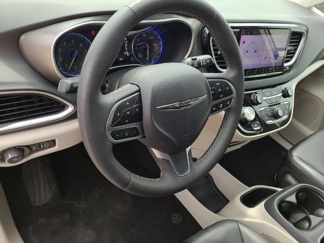 Used 2023 Chrysler Pacifica Touring-L FWD image 21