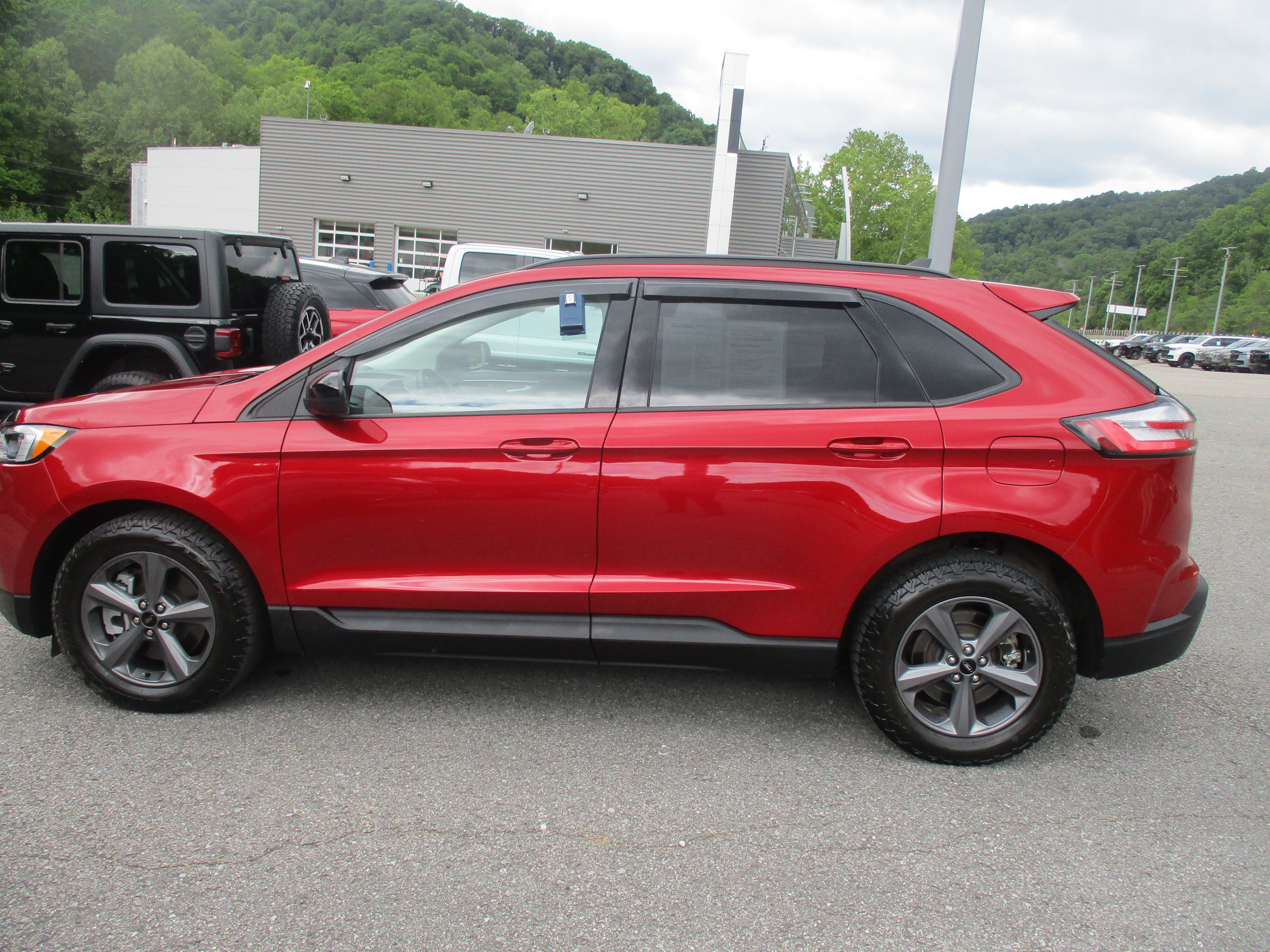 Certified 2023 Ford Edge SEL w/ Sport Appearance Package AWD/4WD image 7