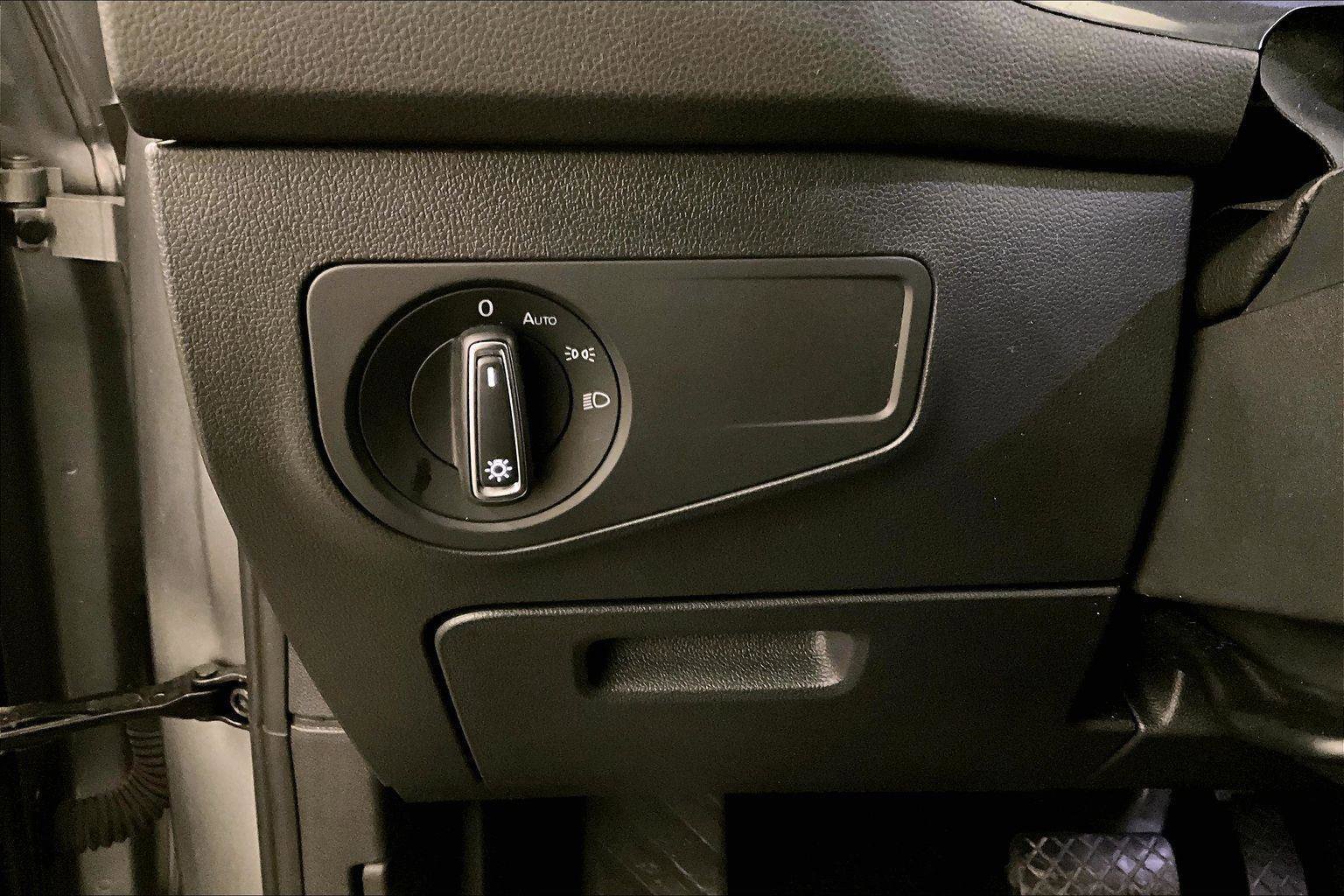 Used 2024 Volkswagen Tiguan SE image 30