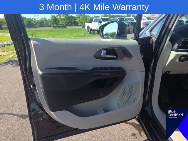 Used 2023 Chrysler Pacifica Touring-L FWD image 28