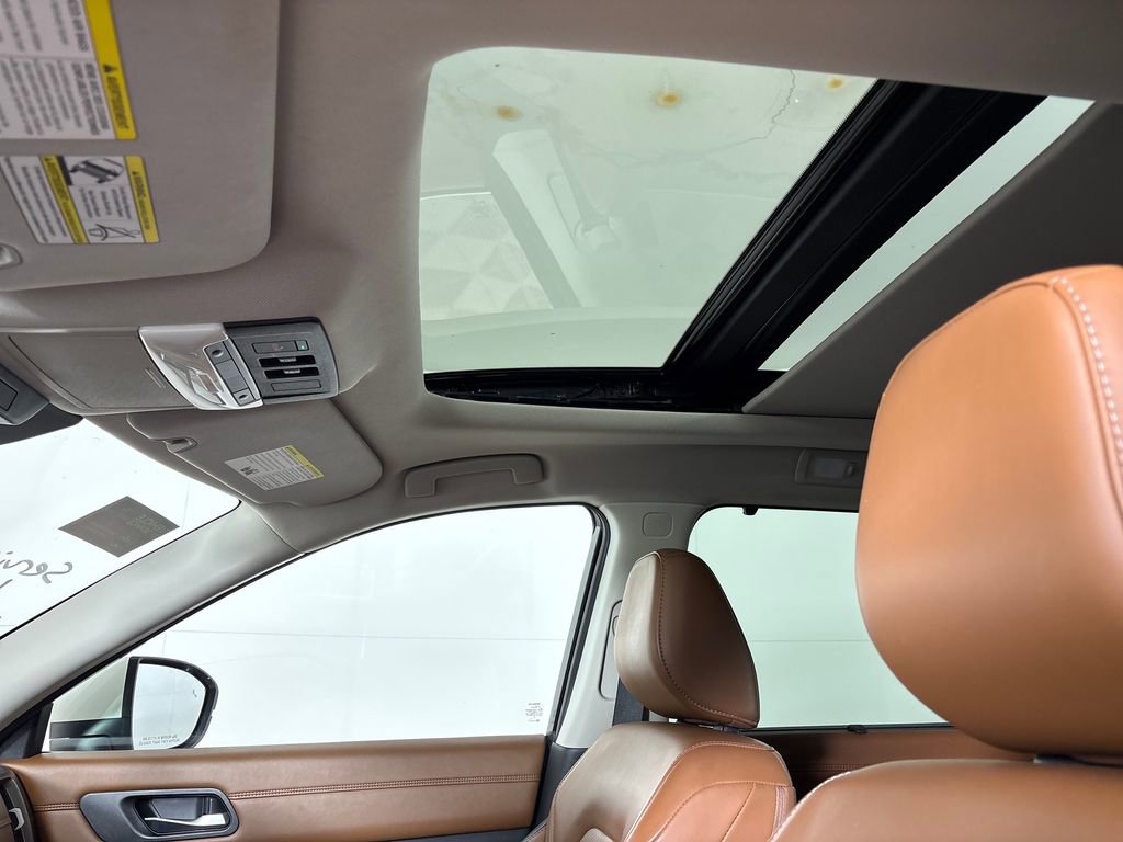 Used 2023 Nissan Pathfinder Platinum FWD image 34