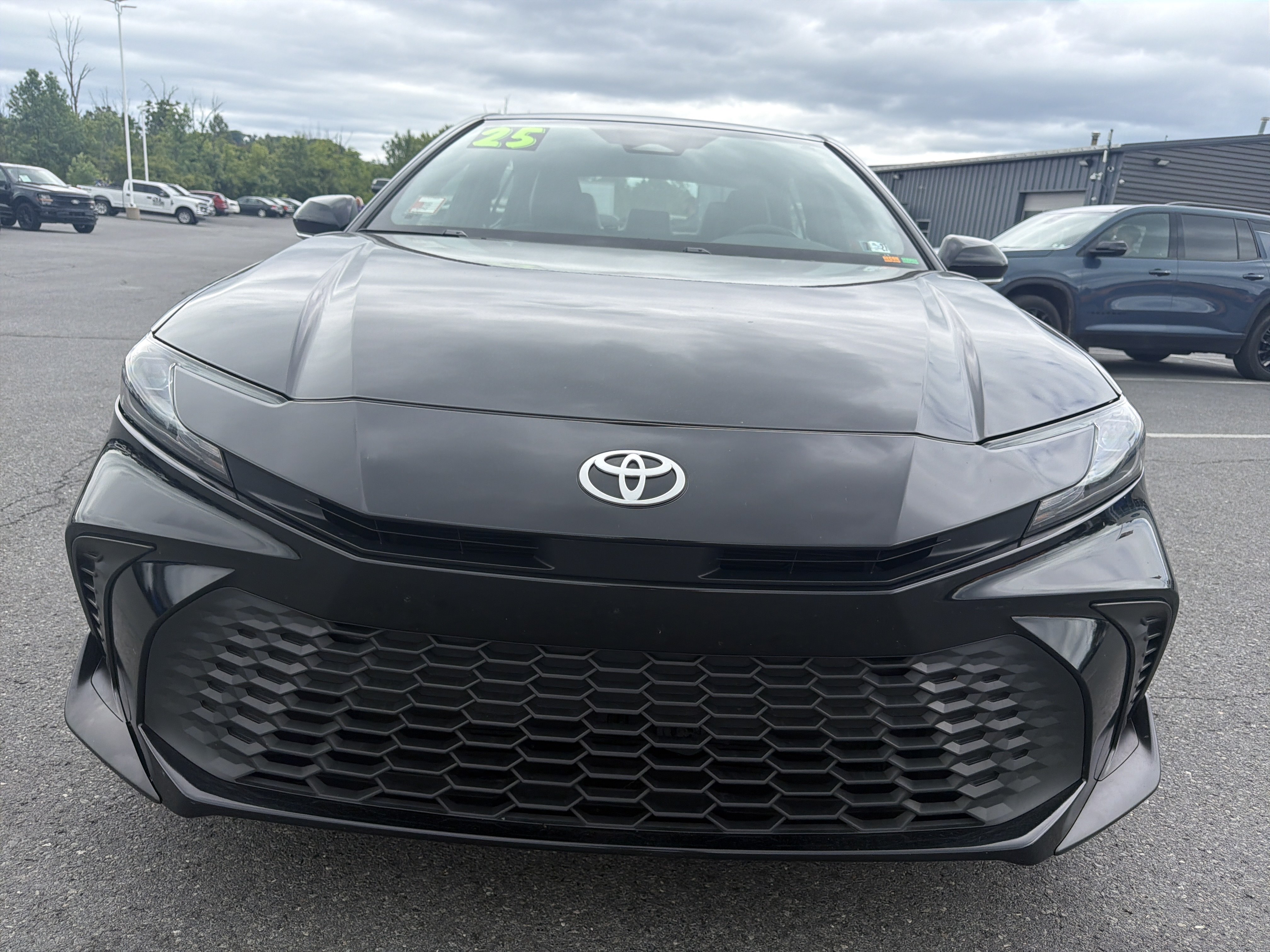 Used 2025 Toyota Camry SE FWD image 9