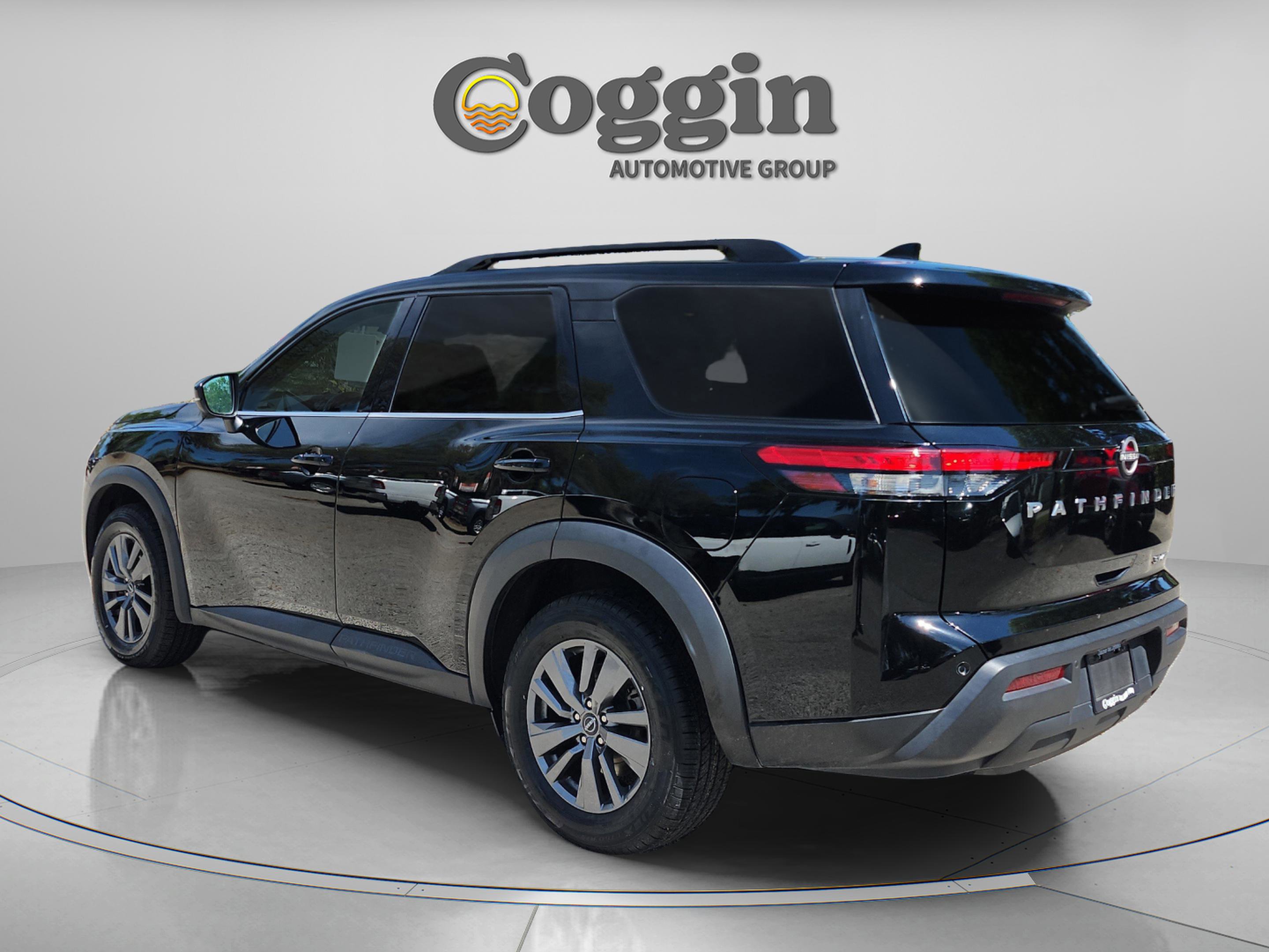 Used 2023 Nissan Pathfinder SV image 3