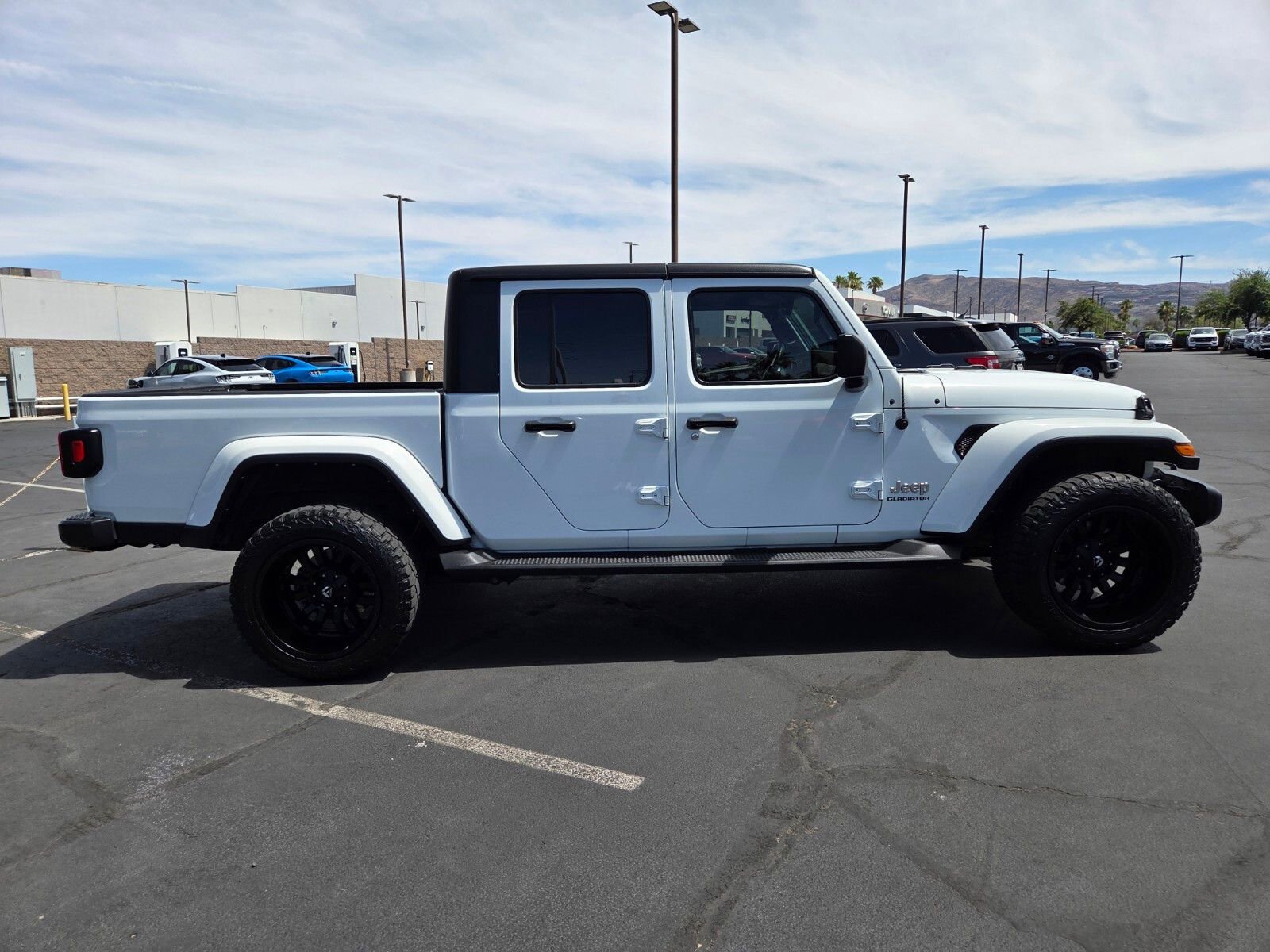 Used 2022 Jeep Gladiator Overland w/ Trailer Tow Package AWD/4WD image 7