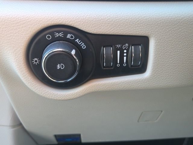 Used 2023 Chrysler Pacifica Touring-L image 27