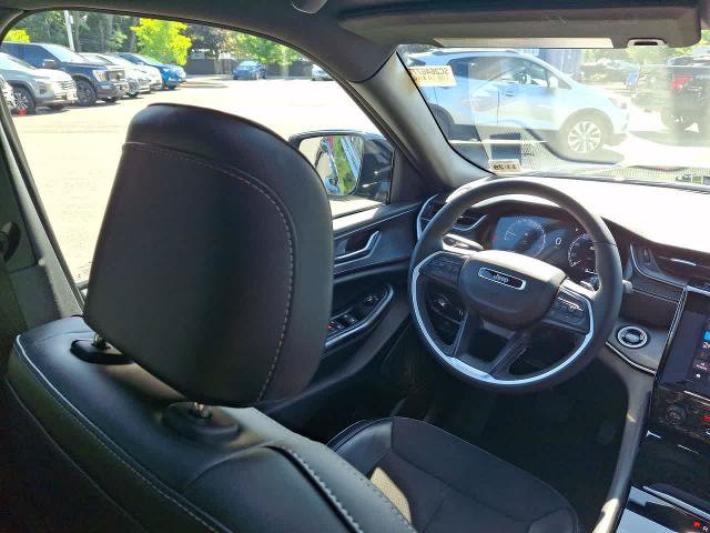 Used 2025 Jeep Grand Cherokee Altitude AWD/4WD image 15