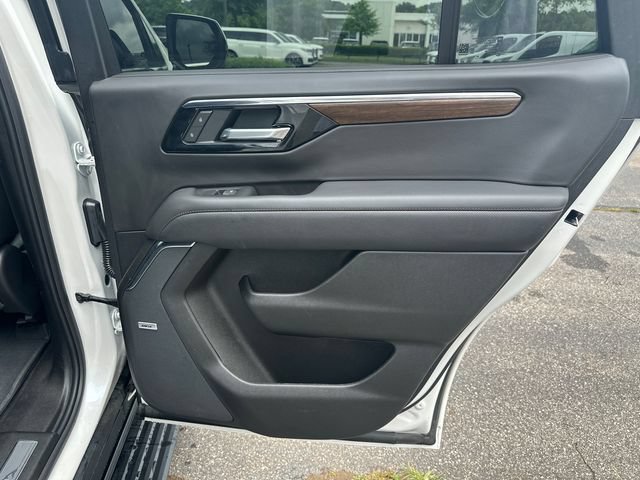 Used 2025 Chevrolet Tahoe High Country AWD/4WD image 18