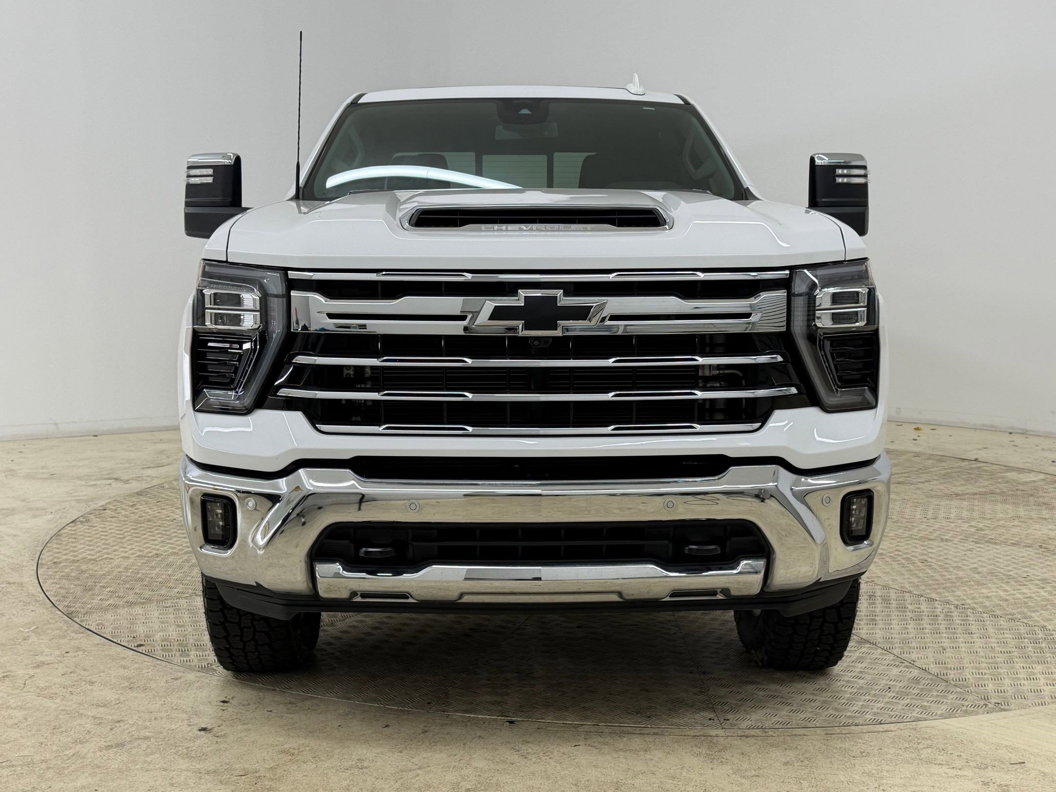Used 2024 Chevrolet Silverado 2500 LTZ w/ LTZ Plus Package image 5