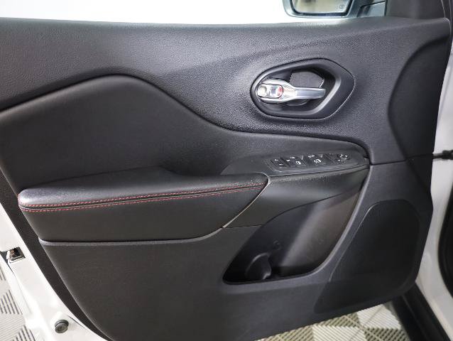 Used 2021 Jeep Cherokee Trailhawk AWD/4WD image 29