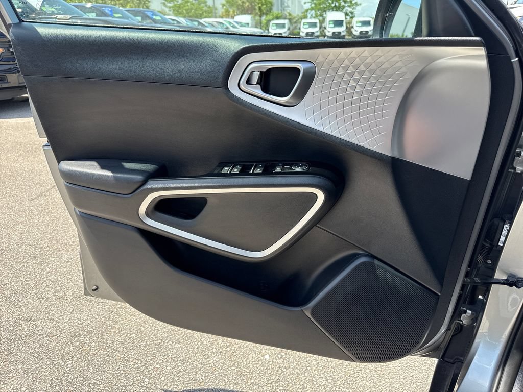 Used 2023 Kia Soul LX FWD image 14