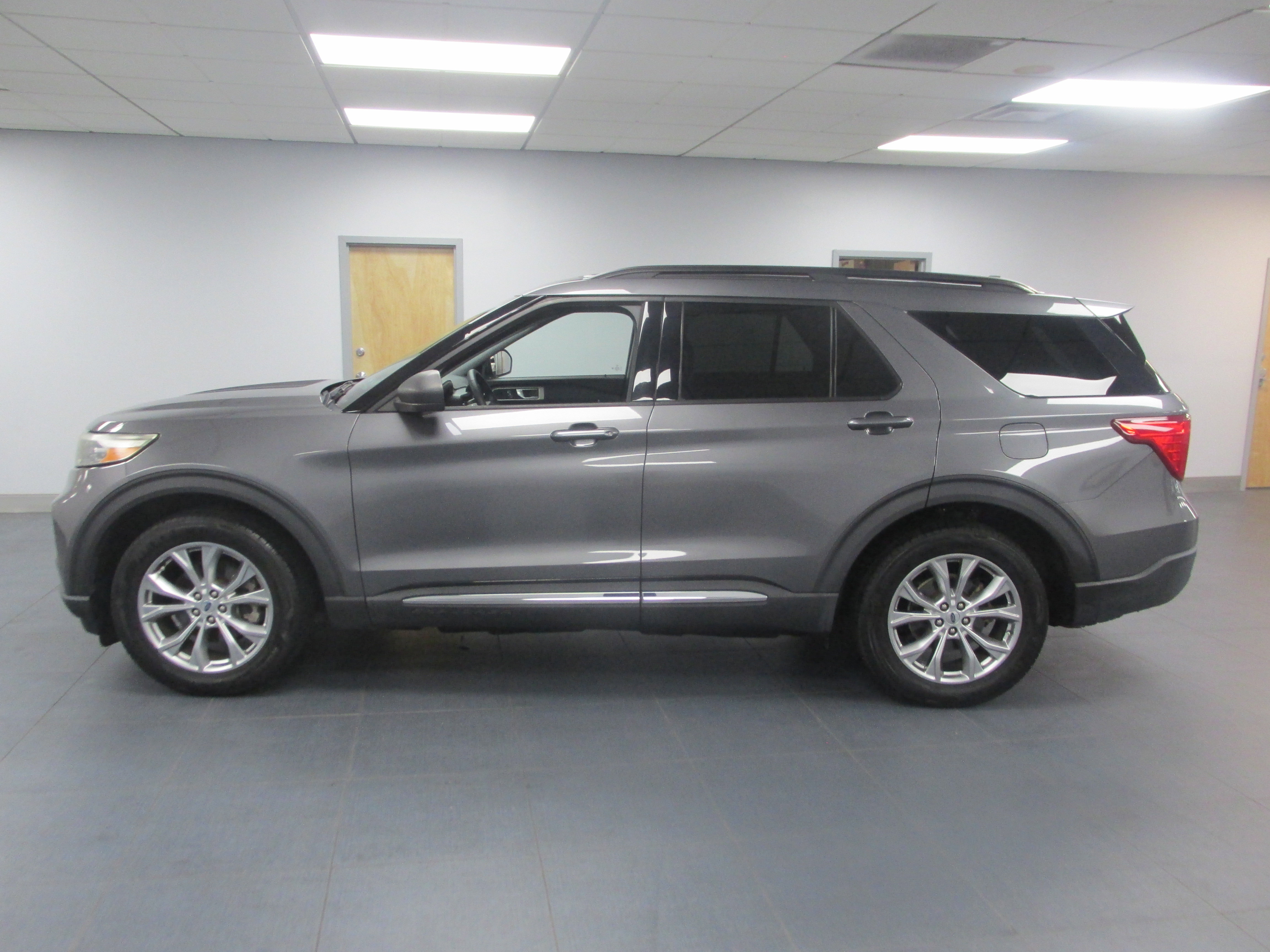 Certified 2021 Ford Explorer XLT w/ Equipment Group 202A AWD/4WD image 8