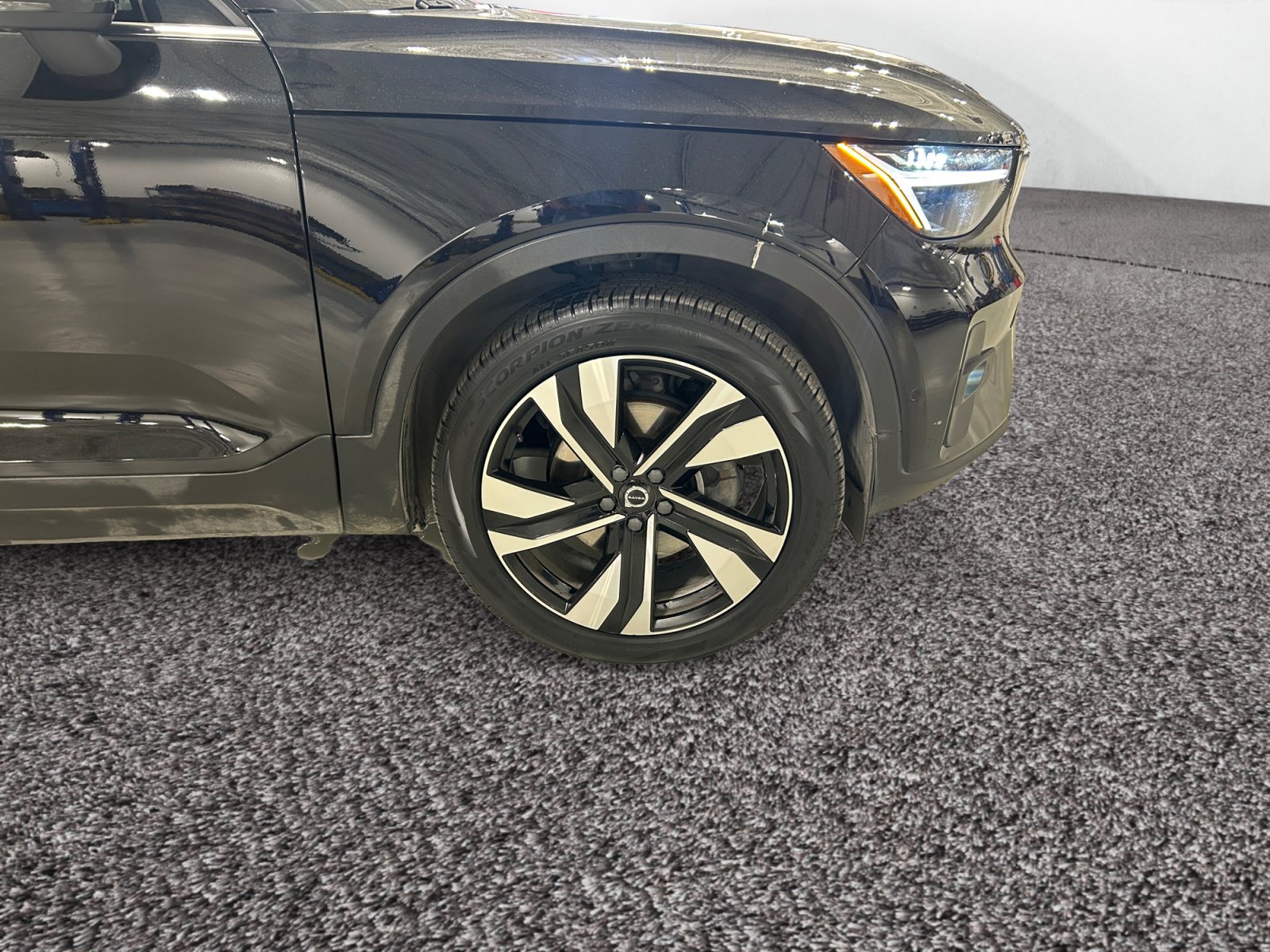 Used 2023 Volvo XC40 B5 Ultimate w/ Protection Package Premier AWD/4WD image 9