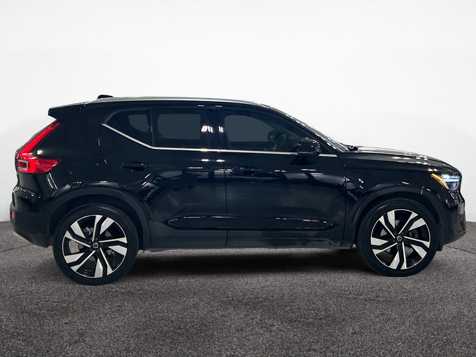 Used 2023 Volvo XC40 B5 Ultimate w/ Protection Package Premier AWD/4WD image 4