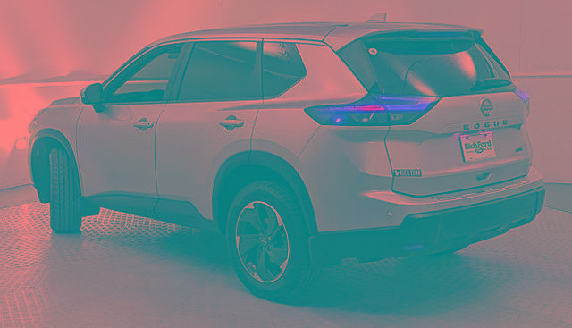 Used 2025 Nissan Rogue SV image 3