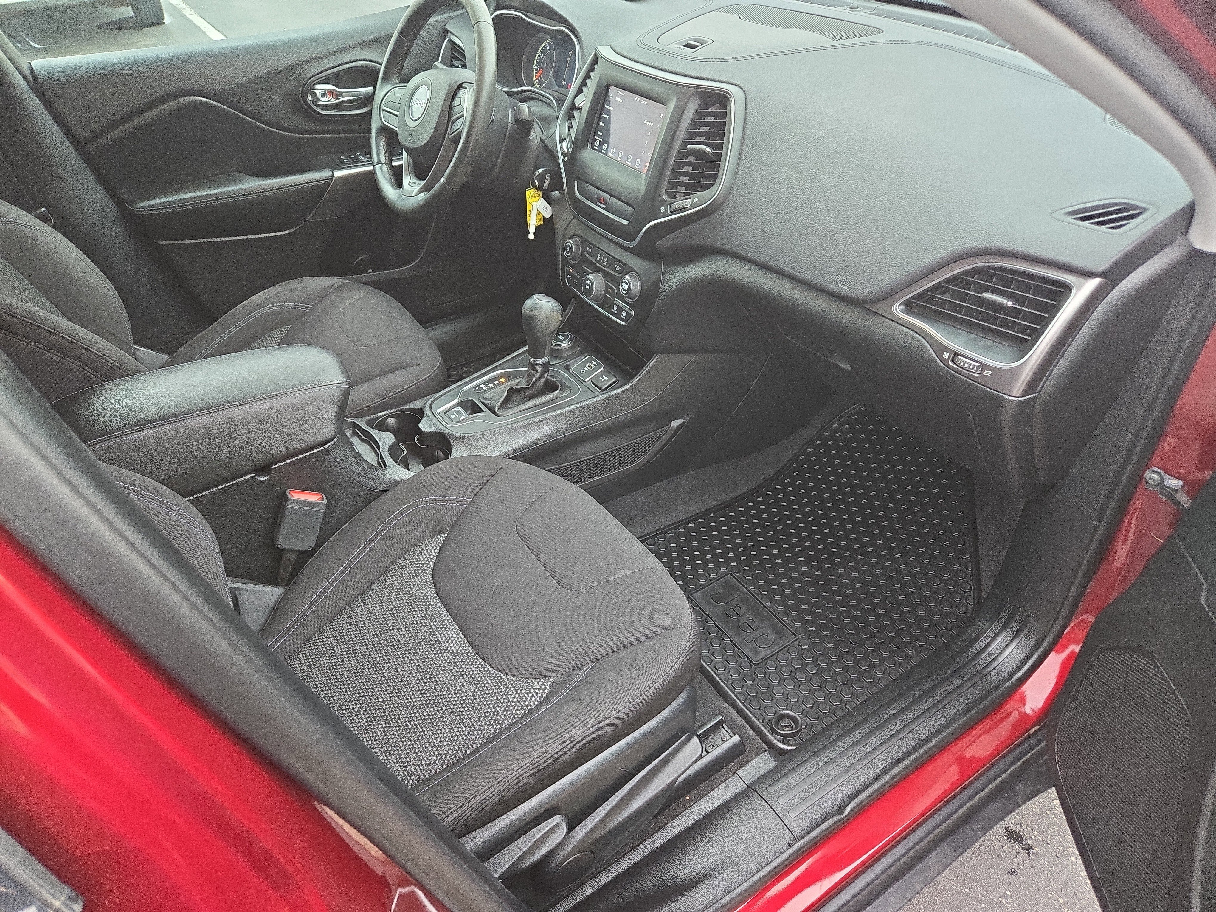 Used 2020 Jeep Cherokee Latitude w/ Cold Weather Group image 11