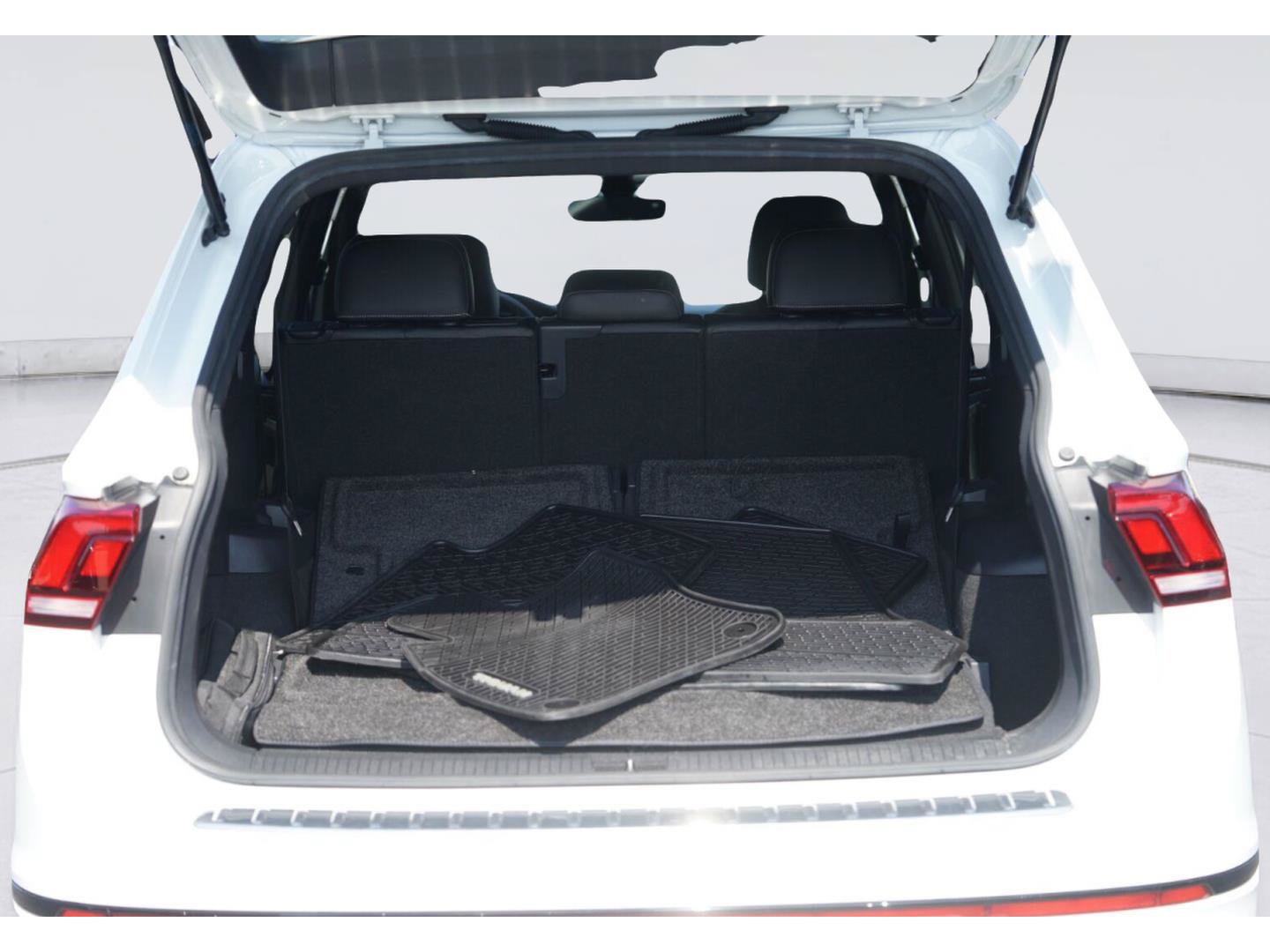Used 2022 Volkswagen Tiguan SE R-Line FWD image 32