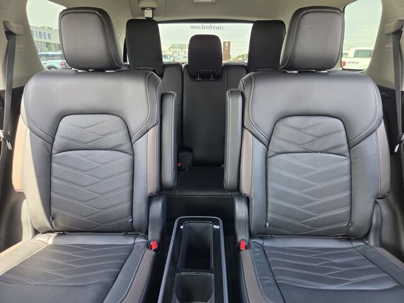 Used 2024 Nissan Pathfinder Platinum FWD image 11