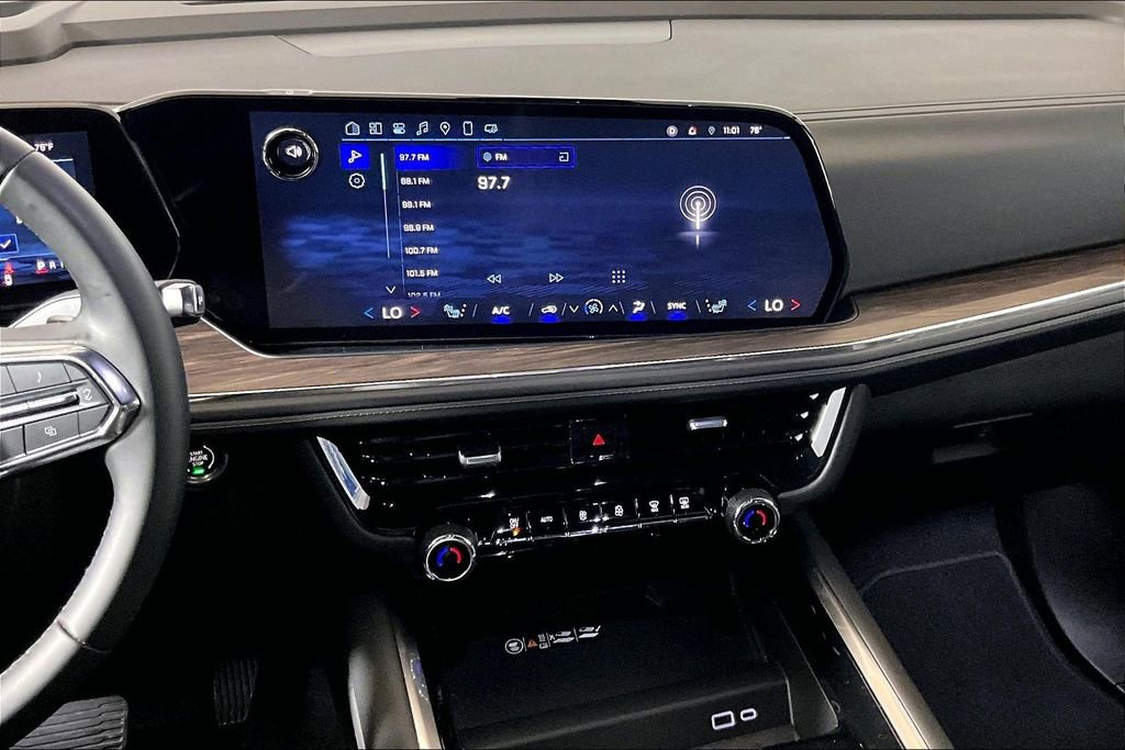 Used 2025 Chevrolet Suburban Z71 image 5