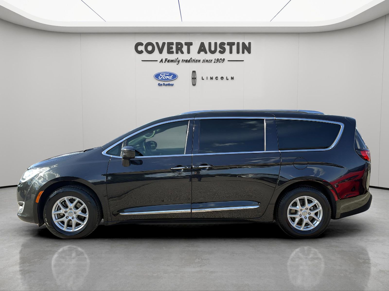 Used 2020 Chrysler Pacifica Touring-L FWD image 2