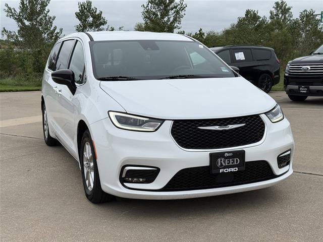 Used 2025 Chrysler Pacifica Select FWD image 2
