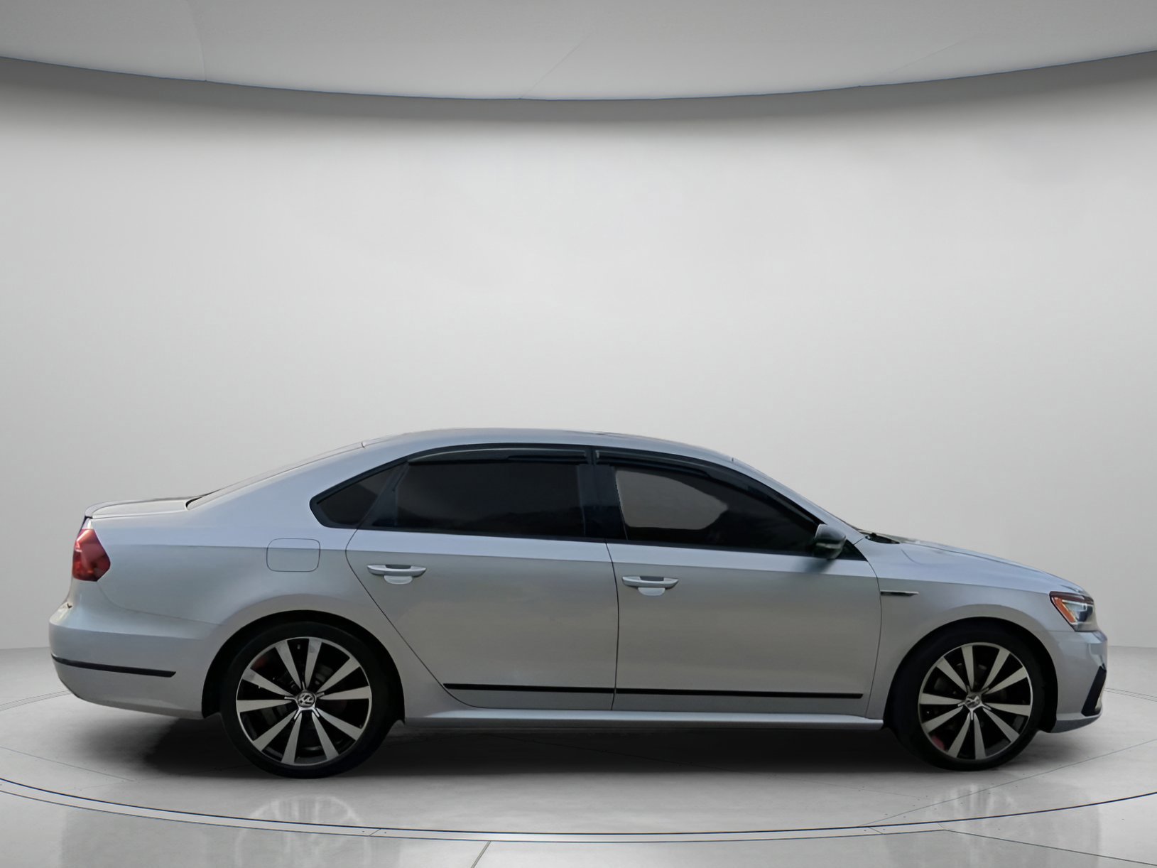 Used 2018 Volkswagen Passat GT image 24